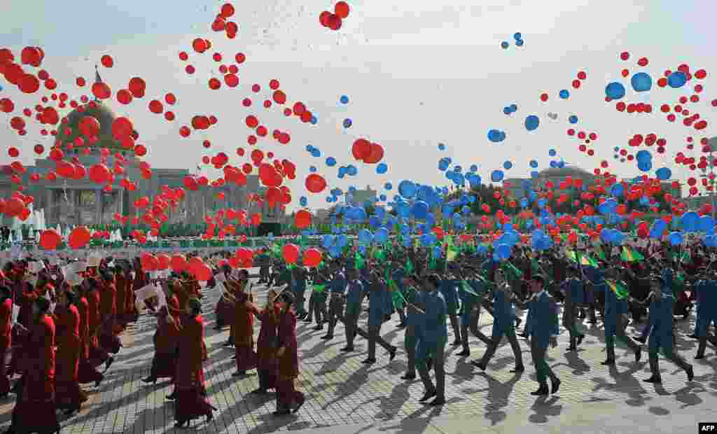 Balloons are released during celebrations marking the 25th anniversary of Turkmenistan's independence in central Ashgabat on October 27. (AFP/Igor Sasin)
