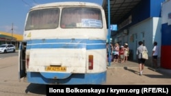 Радянський автобус ЛАЗ на автостанції в селищі Піщаному