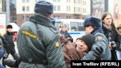 Poliția rusă arestînd militanți ecologiști în cursul unei demonstrații la Moscova