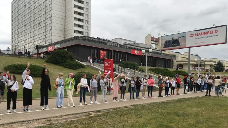 Жаночыя «ланцугі салідарнасьці» праходзяць у Менску, Віцебску, Гомлі, Горадні і іншых гарадах Беларусі. ФОТА, ВІДЭА. Абнаўляецца