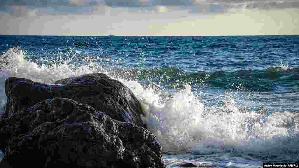 Во время шторма волны не добегают до берега и разбиваются о массивные камни