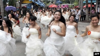 Әйелінің сүйіктісінің алдында жалап жатқанын көру