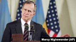 Odlikovani ratni veteran, šef CIA, ambasador u UN, predsednik i otac predsednika SAD: Džordž Buš
