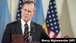 U.S. – U.S. President George H. Bush gestures during a news conference in the East Room of the White House after a agreement signing with Ukraine President Leonid Kravchuk. Washinton, May 6, 1992