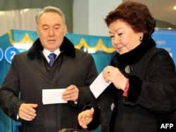 Нурсултан Назарбаев и его жена Сара Назарбаева на избирательном участке в Астане в 2011 году