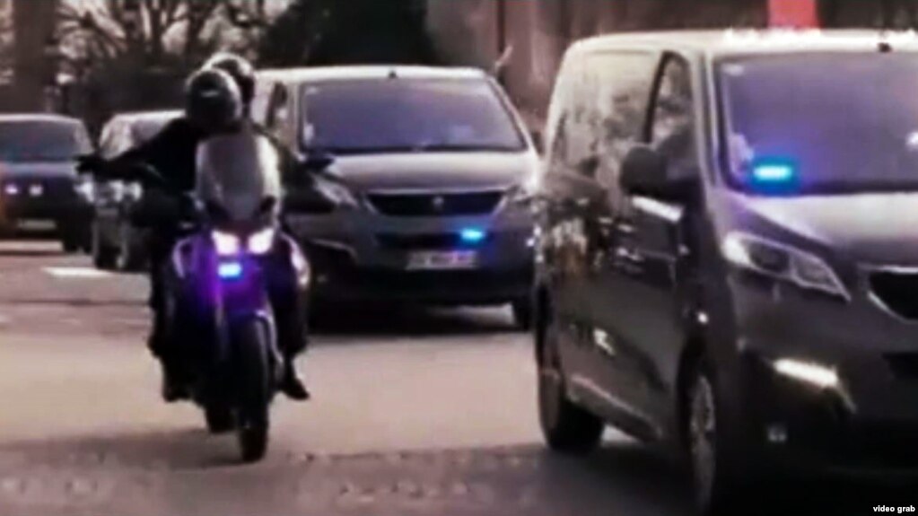 تصویری از فیلم ادعایی تلویزیون ایران درباره نحوه حفاظت از روح‌الله زم در فرانسه