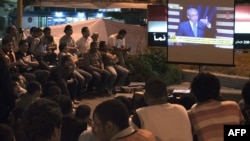 مصريون يتابعون المناظرات بين المرشحين عبر التلفزيون