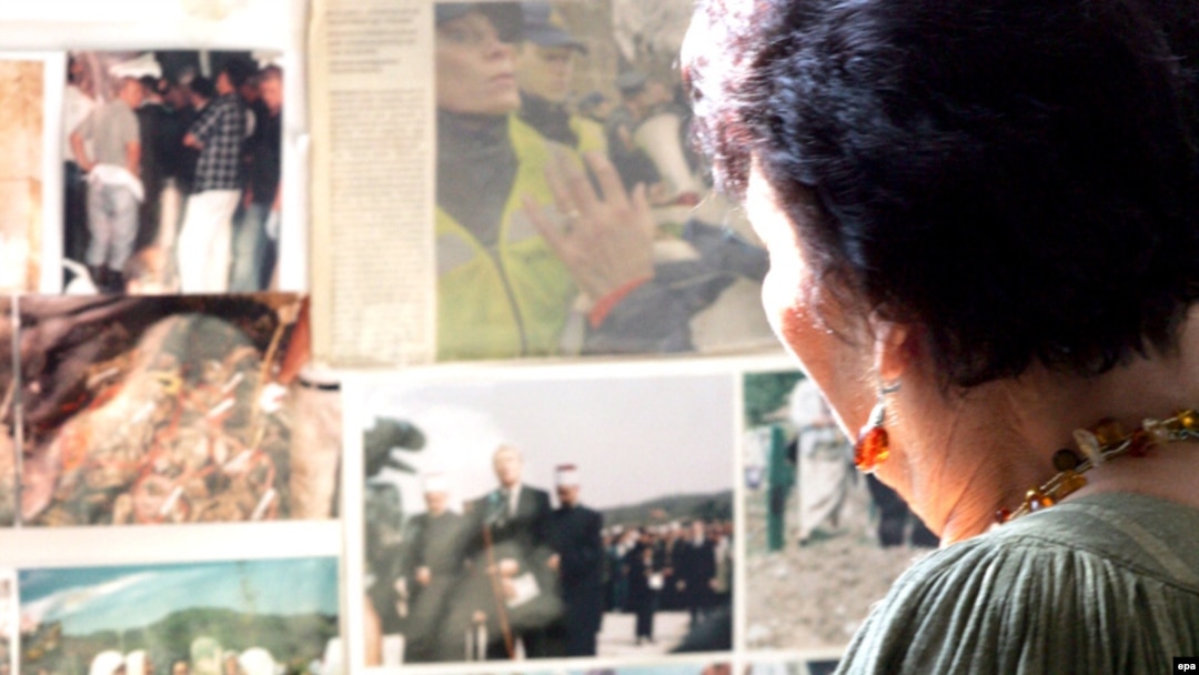 Kada Hotić pred fotografijama o genocidu u Srebrenici.