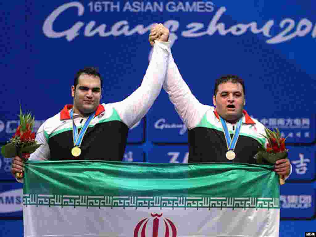 بهداد سلیمی (چپ) برنده مدال طلای رشته وزنه‌برداری در کنار سجاد انوشیروانی، برنده مدال برنز - گوانگژو، چین