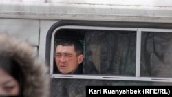 Баец унутраных войскаў назірае за мітынгам у Алматы, 25 лютага 2012