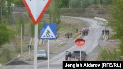 Kyrgyzstan -- Kyrgyz forces and people on the road on Kyrgyz-Tajik border, Batken region, 28Apr2013