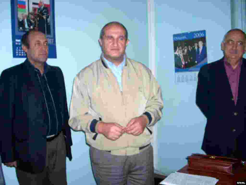 Müasir Müsavat Partiyasının qərargahına səkilərdəki gölməçələr üzündən yaxınlaşmaq çətinlik yaratsa da, payız yağışında bir az islanandan sonra binaya daxil ola bildik. Ramazan bayramı olmasına baxmayaraq, qərargahda qızğın iş gedirdi. «Müasir Müsavat»ın seçki qərargahı partiyanın iki mərtəbəli binasında yerləşir. Hafiz Hacıyev binanın ikinci mərtəbəsində, divarlarında rəqibi, hazırkı prezident İlham Əliyevin şəkilləri asılmış bir otaqda oturur...