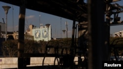 Мурал з выявай вярхоўнага лідара Ірана аяталы Алі Хамэнэі і памерлага лідэра Ірана Хамэйні ў Тэгеране, Іран, 16 студзеня 2026 году