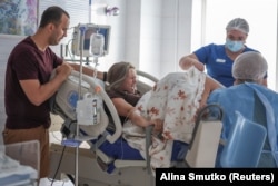 Альона Богатиренко народжує донечку, поруч – її чоловік Павло та медперсонал, Київ, 2 вересня 2026 року