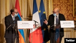 France -- French Foreign Minister Jean-Yves Le Drian (R) and his Armenian counterpart Ara Ayvazian hold a jont news conference after talks in Paris, December 8, 2020. 