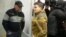 Народний депутат Надія Савченко (праворуч) спілкується з Володимиром Рубаном, керівником організації «Офіцерський корпус», під час судового засідання з обрання йому запобіжного заходу. Київ, 9 березня 2018 року