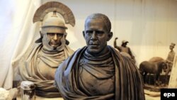 Гіпсавыя бюсты Ўладзіміра Пуціна (L) і Барака Абамы (R) на выставе ў майстэрні скульптара Паўла Грэшнікава ў Санкт-Пецярбургу, 2015