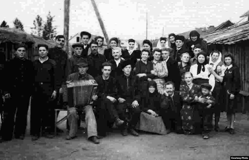 Moldoveni deportați de sovietici în 1941 - Din albumul Elenei Șișcan