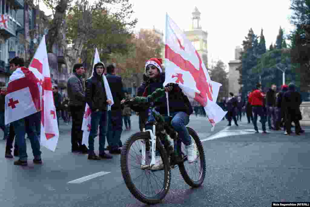 რუსთაველის გამზირი დილიდან გადაიკეტა და საზეიმო აქციის მონაწილეები ფეხით, ზოგიც კი ველოსიპედით მიემართებიან თავისუფლების მოედნისკენ.