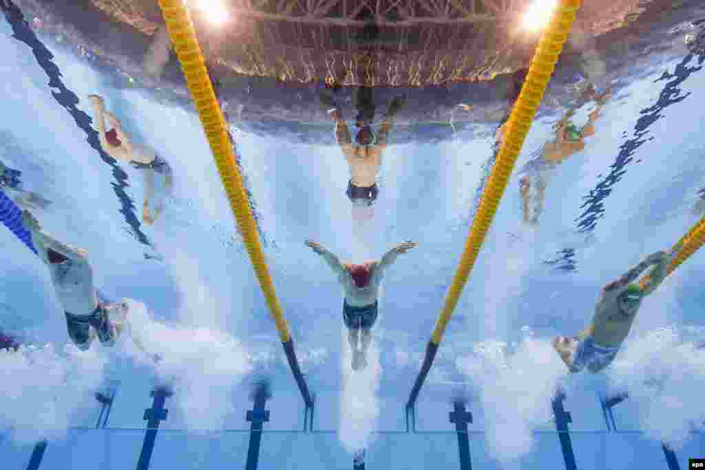 Great Britain&#39;s Adam Peaty (center) set a new world record in the men&#39;s 100-meter breaststroke heats.