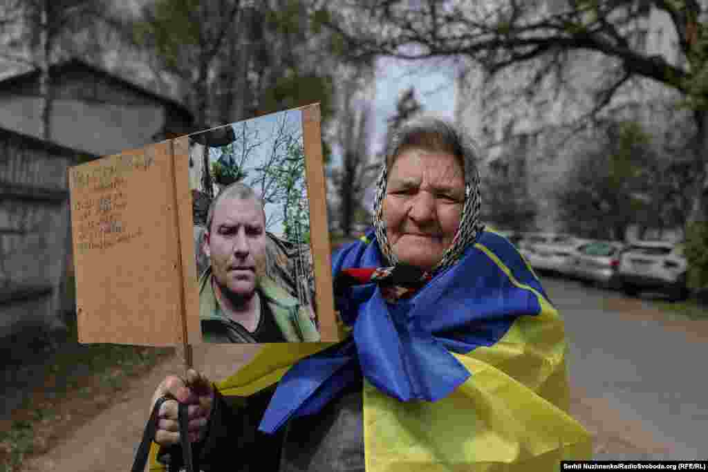 Надія тримає табличку, де від руки написано інформацію про її 36-річного сина Олександра. Родина з Чернігівщини.«Він давно воював, пройшов АТО, зазнав поранення… Після реабілітації знову мобілізували, пів року як зник під Покровськом. Знаходяться сили, допомагають люди, і вірю, що ми його знайдемо»