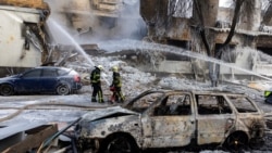 Киевде сокку тийген жердеги өрт өчүрүүчүлөр, 12-январь, 2026-жыл