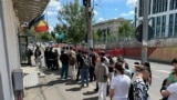 Bucharest. May 18, 2025, presidential election 2nd round. Coadă de alegatori pe Calea Plevnei 234, lângă Complexul studențesc Grozavesti din Bucuresti 