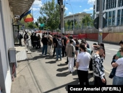 Дълга опашка пред избирателна секция в Букурещ
