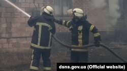 Рятувальники та техніка аварійно-рятувального загну місцевого ДСНС залучені на ліквідацію пожеж, які спричинені обстрілами (фото ілюстраційне)