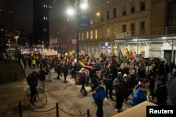 Хора протестират в Ню Йорк срещу Имиграционната и митническа служба (ICE) след стрелбата, при която беше убита 37-годишната Рене Никол Гуд, 7 януари 2026 г.