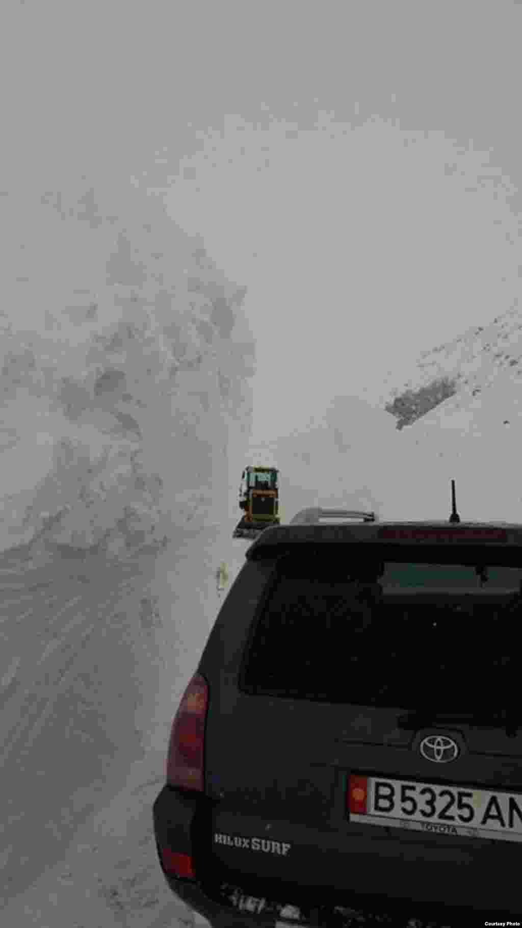 На автодорогах района сошли несколько снежных лавин, сохраняется угроза схода новых.