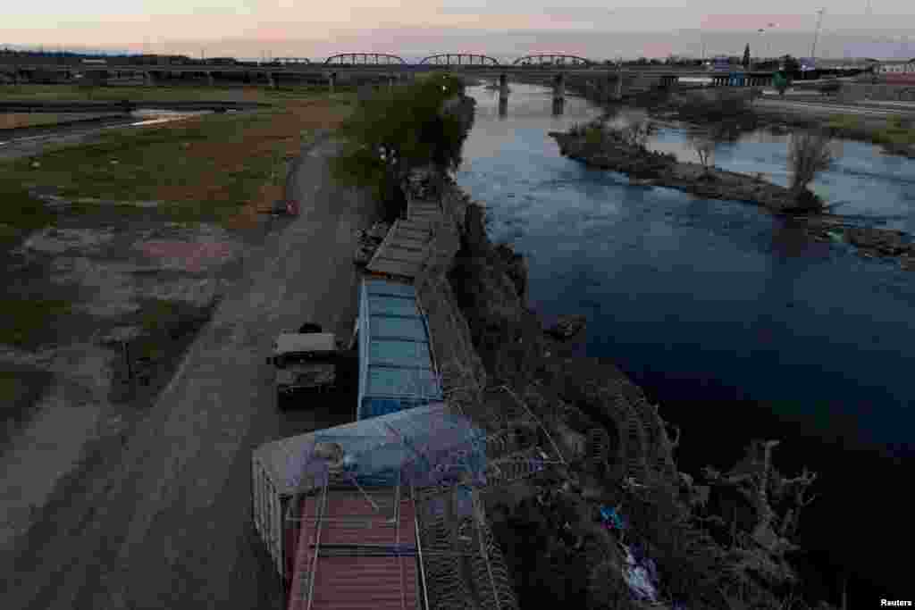 Një pamje nga lart e barrierave me kontejnerë transporti përgjatë bregut të lumit Rio Grande, mëngjesin e 20 janarit&nbsp; në Eagle Pass, Teksas, SHBA.