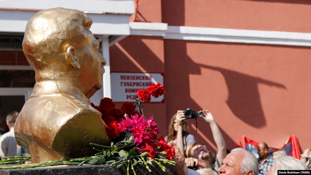 Церемония открытия памятника И.В. Сталину