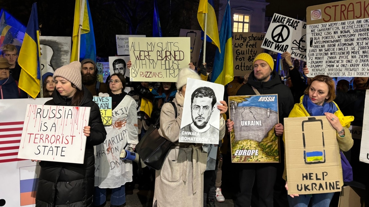 Протест під посольством США у Варшаві після зустрічі Трампа і Зеленського