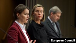 Srpska premijeraka Ana Brnabić, visoka predstavnica EU Federika Mogerini i komesar EU za proširenje Johanes Han 