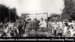 Vizita lui Ceaușescu și a aghiotanților în regiunea Galaţi (Făurei) Sursa: Fototeca online a comunismului românesc; cota: 382/1966