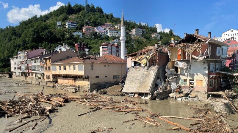 Турција: 70 загинати во поплавите, 47 исчезнати 
