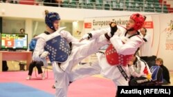 Нур Татар (у) алман кызы Һелена Фромм белән көрәшә