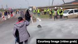 Jak mlaz vode iz cisterne na građane koji protestuju na Moravskom koridoru, u Ratini kod Kraljeva, 14. aprila 2026.