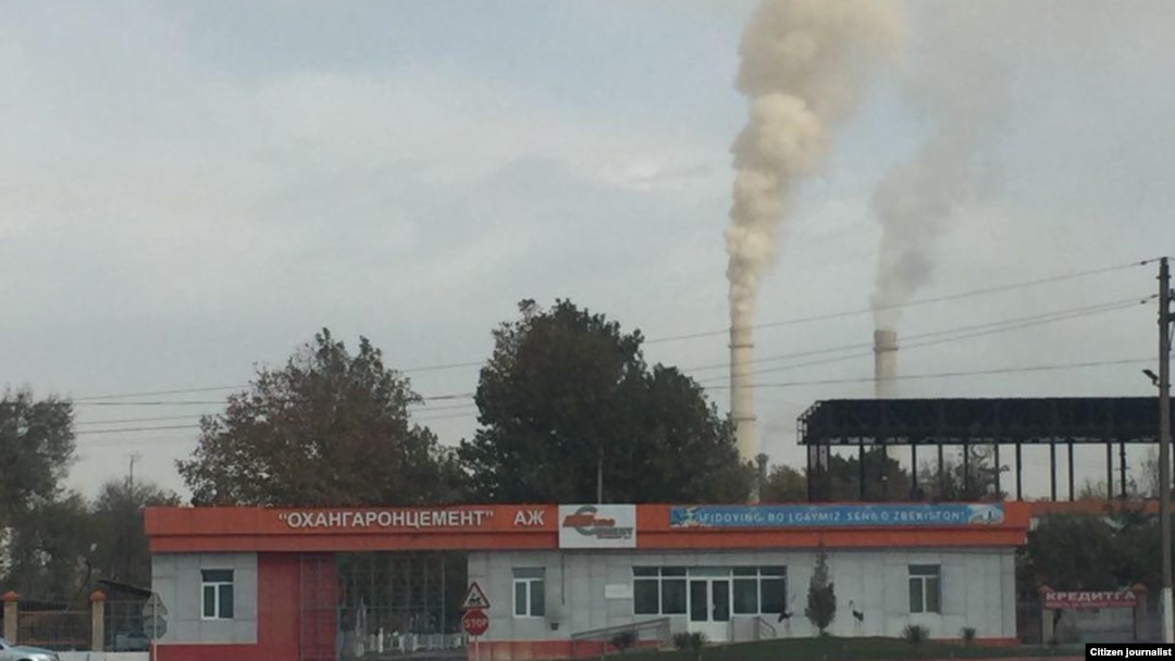 Экология қўмитаси мулозими¸ "Оҳангаронцемент" ҳавога чиқараëтган цемент кули ва кукунларнинг нормадан бир неча баравар баланд эканини эътироф қилди.
