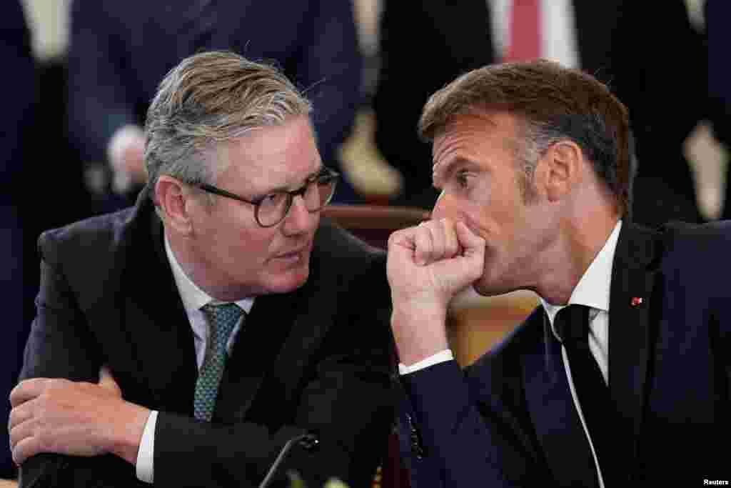 Президент Франції Еммануель Макрон та прем'єр-міністр Великобританії Кір Стармер під час зустрічі.ЗМІ подають суперечливу інформацію щодо того, що відбулося під час зустрічі: репортер німецького видання Bild Пол Ронцгаймер, Sky News і Reuters заявили, що президент США Дональд Трамп переривав дискусію, щоб зателефонувати лідеру РФ Володимиру Путіну. Водночас телеканал Fox News в ефірі повідомив: Білий дім не підтверджує це повідомлення