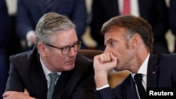Presidenti francez, Emmanuel Macron, dhe kryeministri britanik, Keir Starmer, bisedojnë gjatë një takimi me presidentin amerikan, Donald Trump.