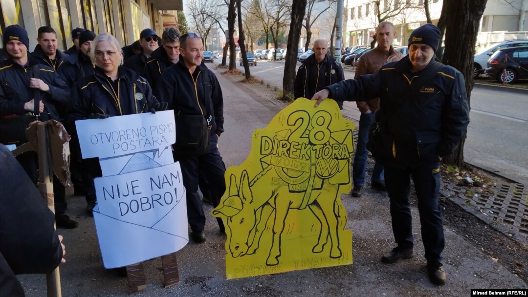 Radnici Hrvatske pošte ispred upravne zgrade firme
