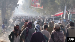 مردم در حال رفتن به سوی استدیوم برای تماشای اعدام