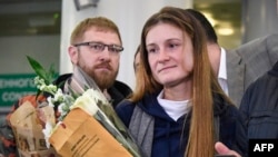 Rusoaica Maria Butina ajunge pe aeroportul din Moscova pe 26 octombrie, la doar o zi după eliberarea ei dintr-o închisoare din Statele Unite.