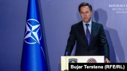 Shefi i NATO-s, Mark Rutte, gjatë konferencës për media në Prishtinë më 11 mars 2025. 