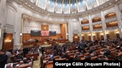 Parlamentul României dezbate luni, 15 decembrie, două moțiuni - una de cenzură și una simplă, care vizează executivul condus de Ilie Bolojan, respectiv ministrul Mediului.