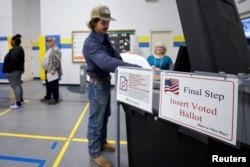 Un bărbat votează în Asheville, North Carolina