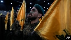 شبه‌نظامیان حزب‌الله لبنان در مراسم «روز قدس»، بیروت، ۵ آوریل ۲۰۲۴