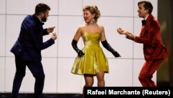 Moldowaly DoReDoS çykyş edýär. 